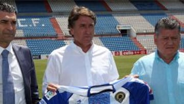 <b>Trabajo</b>. El nuevo entrenador del Hércules, Esteban Vigo, durante su presentación en el Rico Pérez.