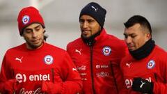 Valdivia, Vidal y Medel en un entrenamiento de la Roja.