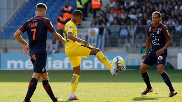 Soccer Football - Ligue 1 - Montpellier vs Paris St Germain - Stade de la Mosson, Montpellier, France - September 23, 2017 Paris Saint-Germain’s Kylian Mbappe in action with Montpellier's Paul Lasne REUTERS/Jean-Paul Pelissier