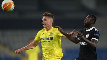 Villa Real&#039;s Ghanaian forward Kwabwena Owusu (R) fights for the ball with Garabagh&#039;s Argentinian midfielder Juan Foyth (L) during the UEFA Europa League group I football match between Azerbaijan&#039;s Garabagh and Spain&#039;s Villa Real at The