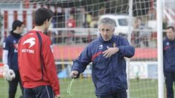 <b>ELOGIO. </b>Preciado está satisfecho de la entrega de su equipo ante el Barcelona.
