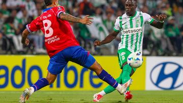 AMDEP4726. MEDELLÍN (COLOMBIA), 02/04/2025.- Marino Hinestroza (d) de Atlético Nacional disputa un balón con Christian Oliva de Nacional este miércoles, en un partido de la fase de grupos de la Copa Libertadores entre Atlético Nacional y Nacional de Uruguay en el estadioAtanasio Girardot en Medellín (Colombia). EFE/ STR