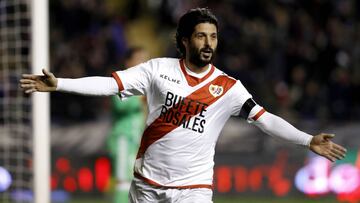 Chori Dom&iacute;nguez, del Rayo, celebra un gol.