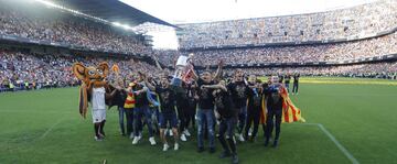 Valencia streets packed as fans celebrate with Copa del Rey winning team