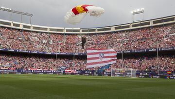 Un paracaidista baja con la bandera del Atlético.  