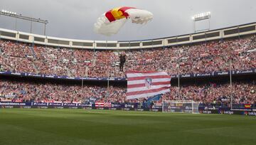 Un paracaidista baja con la bandera del Atlético.