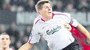 <b>EN EL AIRE. </b>Gerrard y Rooney, en un acrobático salto, serán dos de los principales protagonistas del partido de hoy.