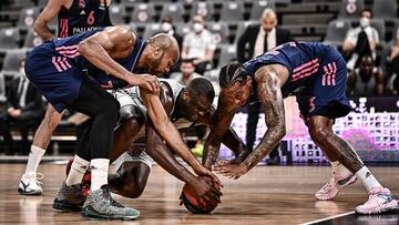 Tyus y Thompkins, del Real Madrid, pelean un balón a ras de suelo con Falla, del Asvel Villeurbanne.