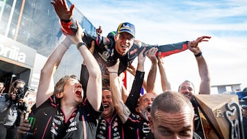 Marco Bezzecchi celebra con Aprilia su victoria en el GP de Valencia de MotoGP.