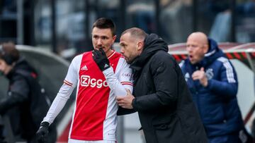 Heitinga da instrucciones a Berghuis ante el Excelsior.