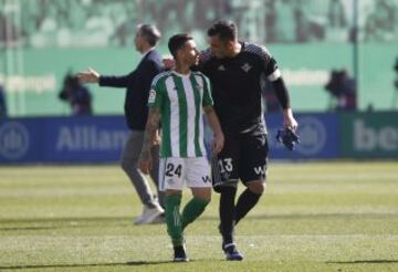 Rubén Castro y Antonio Adán tras finalizar el partido.