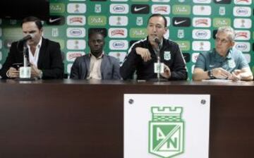 Yimmi Chará en su presentación oficial como nuevo jugador de Nacional al lado de Marulanda (Gerente de Planeación), De la Cuesta (presidente) y Rueda (técnico).