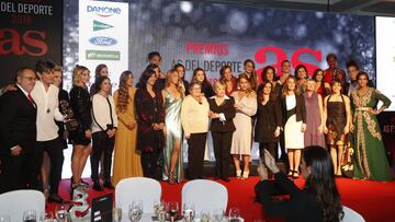 Foto de familia con todas las premiadas y las pioneras en la &uacute;ltima Gala de As.