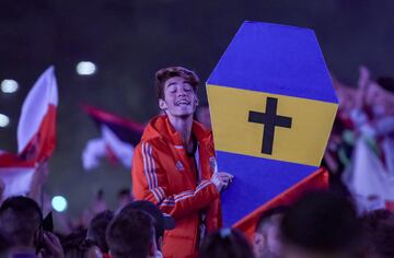 Los aficionados de River celebran el triunfo de su equipo en la Final de la Copa Libertadores ante Boca en la Plaza del Obelisco.