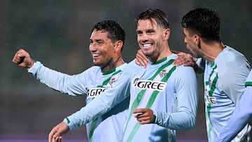 Lo Celso, con Chimy y Roca.