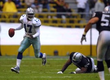 Quince Carter elude la defensa de los Raiders en el primer cuarto del American Bowl de 2001 entre Vaqueros y 'Malosos'.