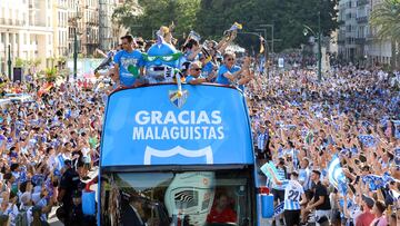 Los jugadores del Málaga celebran con sus aficionados el ascenso a Segunda División por las calles de la capital andaluza.