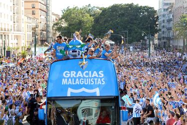 Los jugadores del Málaga celebran con sus aficionados el ascenso a Segunda División por las calles de la capital andaluza.