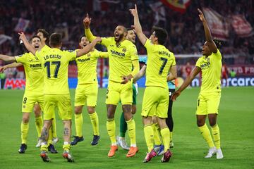 Los jugadores del Villarreal celebran el pase a semifinales de Champions al final del partido.