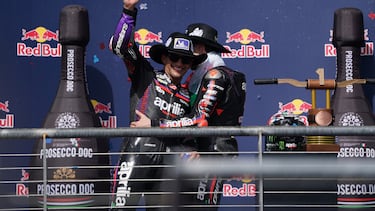 Martín, en el podio de Austin con Bezzecchi.