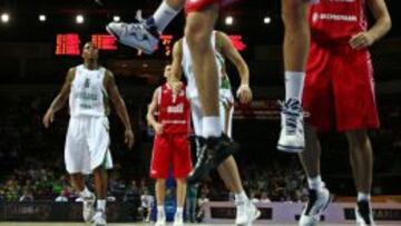 Shved ante Ivanov, en el Eurobasket de 2011.
