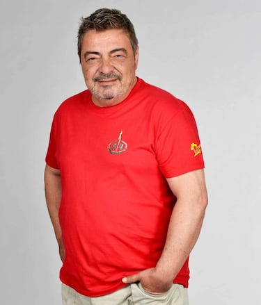 El bailaor flamenco, nacido en Sevilla en 1961, inició su carrera en el Ballet Nacional y posteriormente se marchó a París, donde adquirió una fama internacional. En las décadas de los 80 y los 90 ganó numerosos premios como el Nacional de Danza, aunque en los últimos años sus apariciones en televisión han sido por momentos complicados. Especialmente llamativo el de 2011, cuando apareció en televisión haciéndole sexo oral a su novio en una playa de Sitges. Su familia supo entonces que era bisexual, pero lo peor llegó cuando descubrió que el que había enviado la grabación a la tele fue su novio a cambio de 14.000 euros. Esta traición le llevó incluso a plantearse quitarse la vida. Además, luchó contra serios problemas con las drogas que le llevaron a perder a su mujer, su ilusión por el trabajo y le condujeron directamente a un ingreso en el hospital.