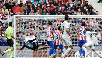 MADRID (ESPAÑA), 13/12/2025.- El delantero argentino del Valencia CF Lucas Beltrán (d) marca el 1-1 durante el partido de LaLiga entre el Atlético de Madrid y el Valencia disputado este domingo en el estadio Metropolitano en Madrid.EFE/ J. J. Guillén