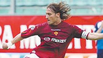 <B>UN JUGADOR 10</B>. Francesco Totti se ha consagrado esta temporada como un magnífi co goleador, a pesar de ser mediapunta.