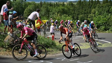 EF Education - EasyPost team's Australian rider Harry Sweeny (L) and INEOS Grenadiers team's Dutch rider Thymen Arensman (C) cycle in the lead breakaway in the ascent of Cote de Guery during the 10th stage of the 112th edition of the Tour de France cycling race, 165.3 km between Ennezat and Le Mont-Dore Puy de Sancy, in central France, on July 14, 2025. (Photo by Marco BERTORELLO / AFP)