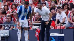 BILBAO, 04/09/2022.- El entrenador del Espanyol DIego Martínez (d) ydurante el partido de la cuarta jornada de Liga que disputan en el estadio San Mamés de Bilbao. EFE/ Miguel Toña
