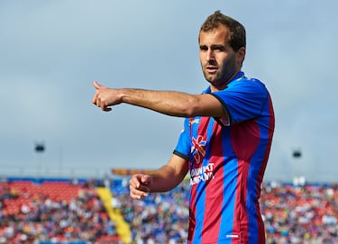 Gran pierna izquierda. Dio el salto a la Real desde el Sanse tras el Mundial de Nigeria. Le costó asentarse en San Sebastián y tuvo cesiones en Toulouse, Eibar, Poli Ejido. Hasta que recaló en el Numancia donde su juego fue transcendental durante muchas temporadas. Sus últimos años en Primera fueron con el Levante y su último curso como futbolista fue en el Real Zaragoza en la 2013/14.