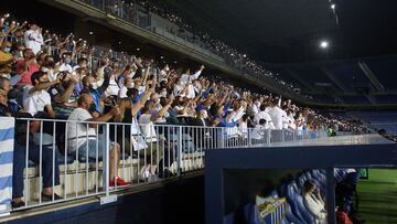 Aficionados del Málaga CF apoyando al equipo en La Rosaleda
