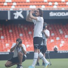 Cavani desata la locura en Mestalla