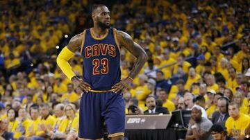 El cuatro veces MVP de la NBA regresó a Cleveland para tratar de ganar un título con los Cavaliers, situación que logró en 2016. Eso le valió un contrato por tres años y $100 millones de dólares. Nike también patrocina al jugador de basketball, solo que su acuerdo es de por vida y podría valer mil millones de dólares, lo cual lo dejó con $86.2 mdd en 2017.