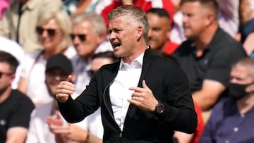 Ole Gunnar Solskajer, entrenador del Manchester United, gesticula durante el partido de Premier League ante el Southampton.