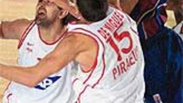 <b>GLADIADORES.</B> Morales y De Miguel lucharon para frenar a Dueñas.