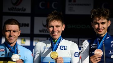 First-placed gold medallist Slovenian rider Tadej Pogacar (C), second-placed silver medallist Belgian rider Remco Evenepoel (L) and third-placed bronze medallist French rider Paul Seixas (R) celebrate on the podium after the men's Elite Road Race at the European Cycling Championship 2025 near Valence, southeastern France on October 5, 2025. (Photo by JEFF PACHOUD / AFP)