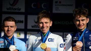 First-placed gold medallist Slovenian rider Tadej Pogacar (C), second-placed silver medallist Belgian rider Remco Evenepoel (L) and third-placed bronze medallist French rider Paul Seixas (R) celebrate on the podium after the men's Elite Road Race at the European Cycling Championship 2025 near Valence, southeastern France on October 5, 2025. (Photo by JEFF PACHOUD / AFP)