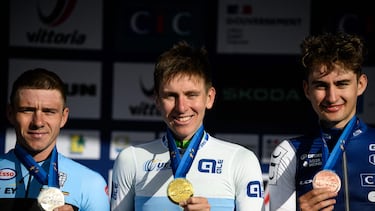 Remco Evenepoel, Tadej Pogacar y Paul Seixas, de izquierda a derecha. El podio del Europeo.