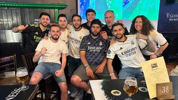 Varios aficionados del Real Madrid, pertenecientes a la Peña Madridista Central London, tras el partido entre Real Madrid y Real Betis, en el pub Famous Three Kings.