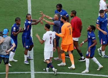 El técnico del PSG propinó un golpe al futbolista sudamericano tras el pitido final, desatando una trifulca que empaña el cierre del partido.