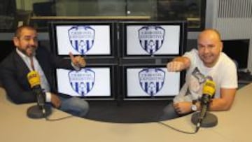 A D&Uacute;O. Juan Ochoa, izquierda, y Miguel Coll, posando ayer para AS, en un estudio de la Cadena SER.
 