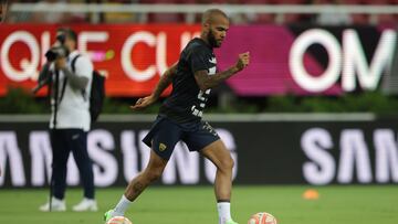 Dani Alves durante el calentamiento con los Pumas.