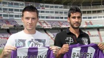 <b>DE DOS EN DOS. </b> Rukavina y Sastre, con su nueva camiseta en el momento de ser presentados en el estadio Zorrilla ayer.