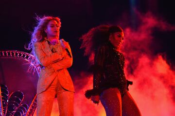 La m¨²sica tambi¨¦n est¨¢ presente en la vida de Serena Williams. En m¨¢s de una ocasi¨®n ha declarado ser fan de Kelly Rowland, como tambi¨¦n de Green Day. Una de sus canciones favoritas es ¡®Black Magic¡¯, tema de la cantautora de Georgia. La peque?a de las Williams tambi¨¦n disfruta mucho del karaoke. Ya en redes sociales se le ha visto en alg¨²n bar o en la instalaci¨®n que tiene en su casa que podr¨ªa haberse dedicado al mundo de la m¨²sica. Por ¨²ltimo, comentar que la faceta de Serena como actriz tambi¨¦n se ha visto reflejado en una canci¨®n de Beyonc¨¦ ¡®Sorry¡¯, donde la tenista aparece en el videoclip de la cantante estadounidense.