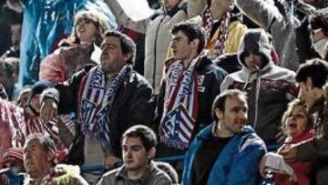 <b>EL PÚBLICO DEL CALDERÓN ESTALLÓ AYER</b>. Muy decepcionado. Así se marchó una vez más el público del Vicente Calderón en el día de las peñas. Cuando faltaban quince minutos para el final, sólo quedaban unas 15.000 personas en las gradas del estadio, que, entre pitos, dedicaron una intensa pañolada al equipo, al cuerpo técnico y a la directiva.