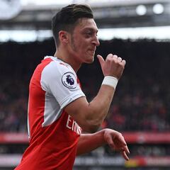 Özil celebró a lo grande su gol al Swansea y su cumpleaños
