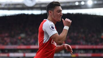 ?zil celebr¨® a lo grande su gol al Swansea y su cumplea?os