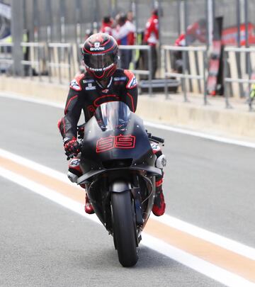 El piloto de Palma de Mallorca volviendo a boxes tras rodar con la Honda en el Ricardo Tormo de Cheste. 