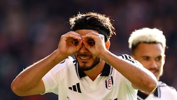 Antonee Robinson y Tim Ream se rinden ante Raúl Jiménez